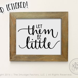 Let Them Be Little Plik do druku, Dziecięca ręcznie pisana sztuka ścienna, Wydrukowana sztuka ścienna DIY dla mamy, Nakładka graficzna dla mamy, Naklejka winylowa dla dziecka