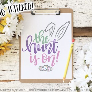 Chasse aux œufs de Pâques avec inscription SVG, la chasse est lancée, oreilles de lapin (téléchargement numérique)