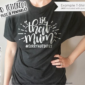 Può includere: Una maglietta grigia con il testo "I'm that mum" in lettere bianche con un design a raggiera e l'hashtag "#sorrynotsorry" sotto.