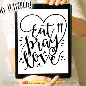 Puede incluir: Diseño de letras a mano en blanco y negro sobre un fondo blanco. El diseño dice "Eat Pray Love" con una forma de corazón alrededor de las palabras y un tenedor y un cuchillo sobre la palabra "Eat".
