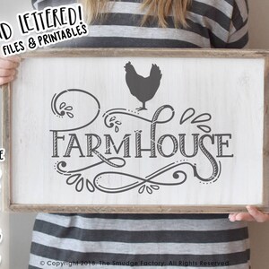 以下が含まれることがあります： 黒い筆記体で「FARMHOUSE」と書かれた白い木製の看板。看板には、鶏のシルエットと、テキストの周りに巻かれたカール模様も描かれている。
