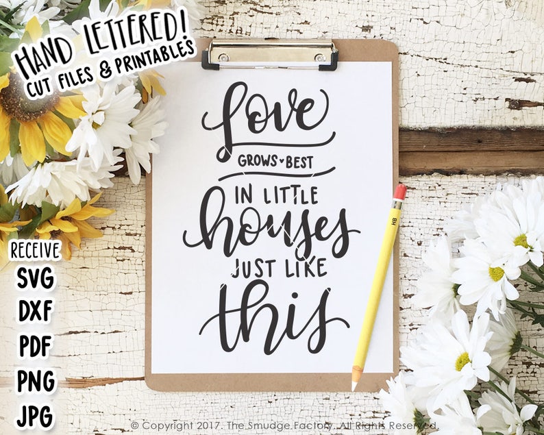 Peut inclure: Un presse-papiers blanc avec une citation manuscrite en noir et blanc qui dit "L'amour grandit mieux dans les petites maisons comme celle-ci". La citation est entour&eacute;e de marguerites blanches et de tournesols jaunes.