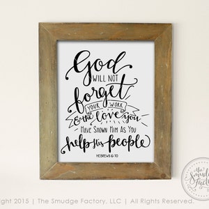 Puede incluir: Arte de pared imprimible en blanco y negro con una cita de la Biblia: "Dios no olvidará tu obra y el amor que le has mostrado al ayudar a su pueblo." Hebreos 6:10