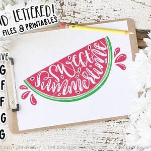 Op de afbeelding: Een digitale download van een handgeschreven ontwerp met een plak watermeloen met de tekst "Sweet Summertime" erin. Het ontwerp is perfect voor knutselprojecten, scrapbooking en meer.