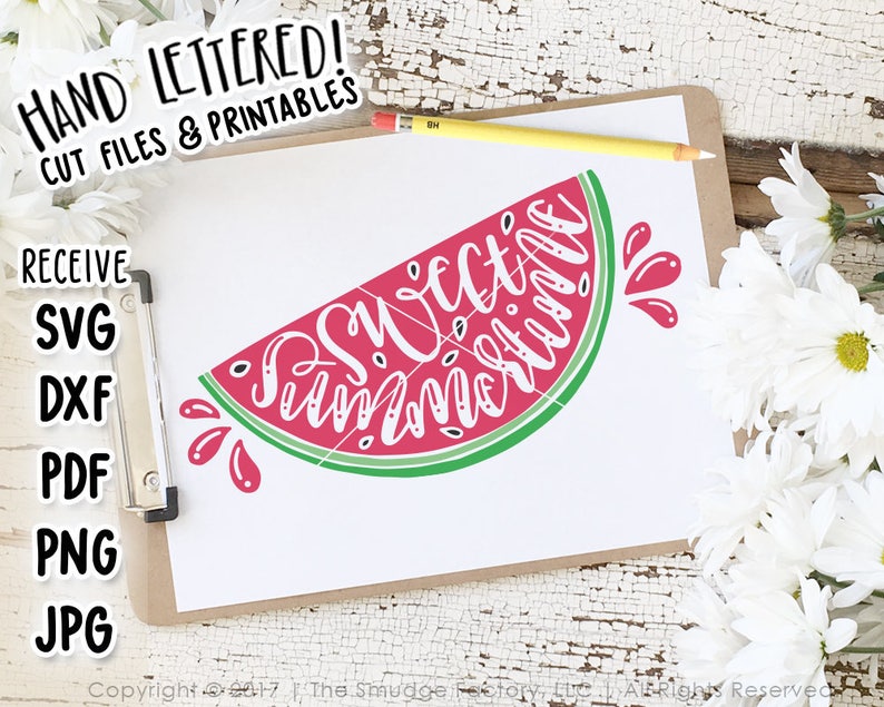 Op de afbeelding: Een digitale download van een handgeschreven ontwerp met een plak watermeloen met de tekst "Sweet Summertime" erin. Het ontwerp is perfect voor knutselprojecten, scrapbooking en meer.
