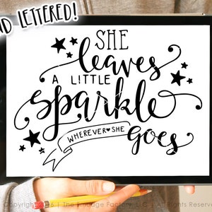 Elle laisse un petit éclat partout où elle va SVG, imprimable, fichier de coupe SVG bébé fille, petite fille Svg, silhouette en lettres à la main, Cricut