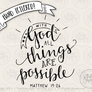 Op de afbeelding: Zwart-witte handgeschreven inspirerende quote met de tekst "Met God is alles mogelijk" en de bijbelverwijzing "Matthe&uuml;s 19:26".