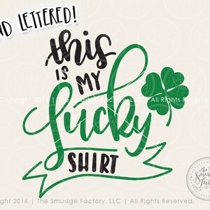 Peut inclure: Conception &agrave; la main avec un tr&egrave;fle vert et le texte "This is my lucky shirt".