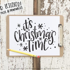 Het is kersttijd SVG gesneden bestand, kerst vector, handgeschreven, silhouet SVG, kalligrafie gesneden bestand, kerst DXF, vakantie afbeelding