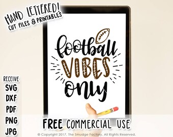Arquivo SVG com a frase "Vibes de Futebol", design esportivo com letras desenhadas à mão (download digital)