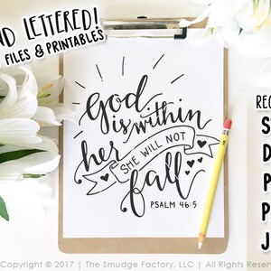 Bible verset SVG, Dieu est dans son fichier de coupe SVG, imprimable, elle ne tombera pas fichier de coupe, Psaume 46 : 5, à la main en lettres, Silhouette, Cricut