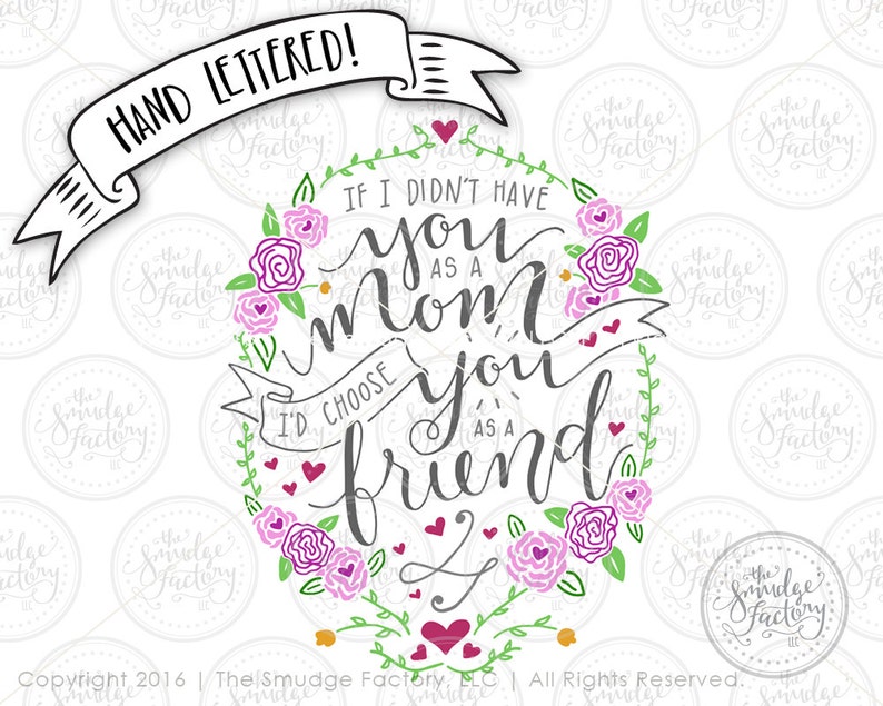 K&ouml;nnte beinhalten: Handschriftlicher Spruch mit einem Kranz aus Blumen. Der Spruch lautet "Wenn ich dich nicht als Mutter gehabt h&auml;tte, w&uuml;rde ich dich als Freundin w&auml;hlen".