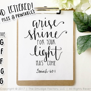 Puede incluir: Un cartel blanco imprimible con texto negro que dice "arise shine for your light has come Isaiah 60:1". El cartel está en un portapapeles marrón con un fondo blanco.
