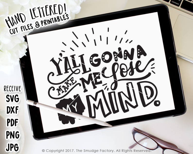Puede incluir: Un archivo de dise&ntilde;o digital para un archivo imprimible o recortable que presenta un gr&aacute;fico en blanco y negro con el texto "Y'all gonna make me close my mind."