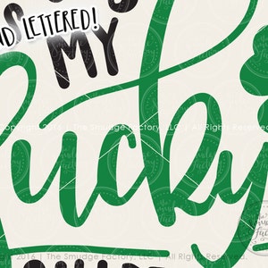 Peut inclure: Conception manuscrite en vert et noir qui dit "My Lucky Charm". Le design est sur un fond blanc et a un tr&egrave;fle vert dans le coin.