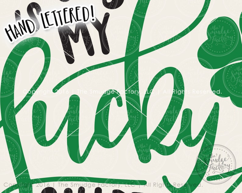 Peut inclure: Conception manuscrite en vert et noir qui dit "My Lucky Charm". Le design est sur un fond blanc et a un tr&egrave;fle vert dans le coin.