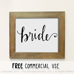 Puede incluir: Un cartel enmarcado con la palabra "bride" escrita en cursiva negra sobre un fondo blanco. El marco es de madera con un acabado marr&oacute;n claro.