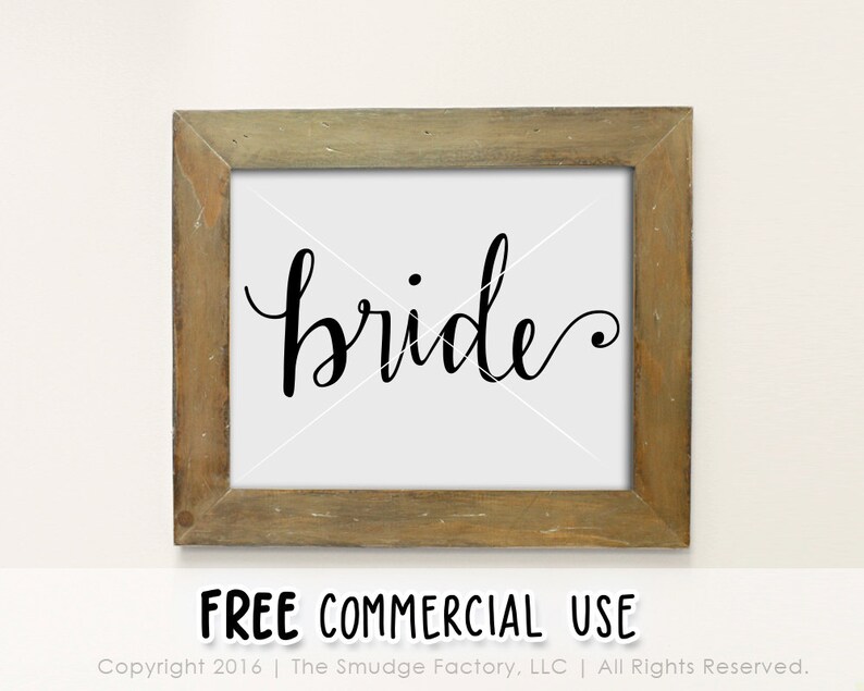 Puede incluir: Un cartel enmarcado con la palabra "bride" escrita en cursiva negra sobre un fondo blanco. El marco es de madera con un acabado marr&oacute;n claro.