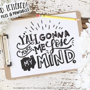 Puede incluir: Un dise&ntilde;o imprimible con texto negro sobre fondo blanco que dice "Y'all gonna make me lose my mind." El dise&ntilde;o est&aacute; rodeado por un patr&oacute;n de rayos de sol.