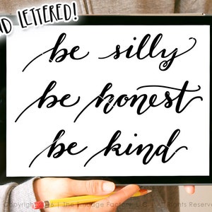 Może przedstawiać: Kaligrafia ręczna na białym tle z napisami "be silly", "be honest" i "be kind".