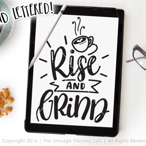 Puede incluir: Una tableta negra muestra la frase "Rise and Grind" en un diseño escrito a mano, con un icono de taza de café. Un lápiz óptico descansa sobre la tableta. La frase "Hand Lettered!" también es visible. Fondo blanco.