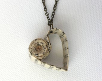 Collar de corazón con página de libro: joyería de libros vintage reciclados
