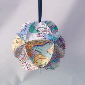 Ornement du Québec, Ornement du Canada, Ornement de carte, Souvenir du Canada, Cadeau du Québec, Décoration d'arbre de Noël, Cadeau recyclé, respectueux de l'environnement