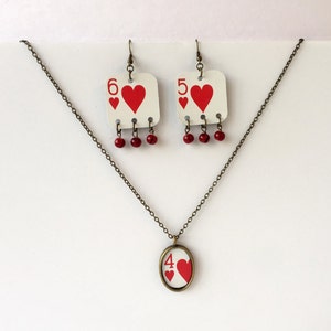 Ensemble de collier et de boucles d'oreilles de cartes à jouer coeurs, cadeau de groupe de pont, cadeau de joueur de solitaire, cadeau de joueur de poker, cadeau de blackjack, pendentif Vegas