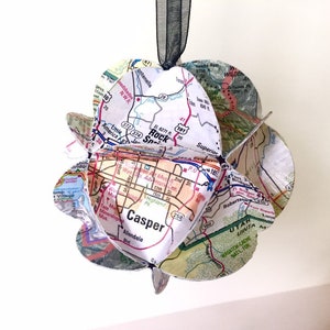 Wyoming Ornament, recycelte Karte Ornament, Yellowstone National Park Souvenir, Geschenk für Reisende, Wyoming Geschenk, Entdecker Weihnachtsverzierung
