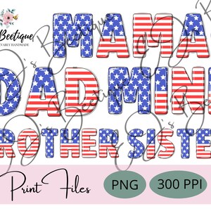 Puede incluir: Un diseño digital con las palabras "Mama", "Dad", "Mini", "Brother" y "Sister" en un patrón de bandera estadounidense rojo, blanco y azul. El diseño es perfecto para crear camisetas, tazas u otras manualidades personalizadas.