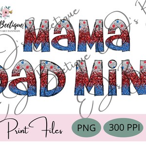 Puede incluir: Texto en purpurina rojo, blanco y azul que dice "Mama Dad Mini" con estrellas. El texto está contorneado en negro y tiene un aspecto desgastado. La imagen es una descarga digital para imprimir.