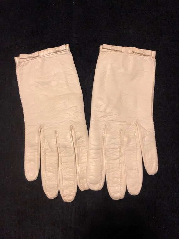 Louis Vuitton Gloves White Leather ref.1007891 - Joli Closet