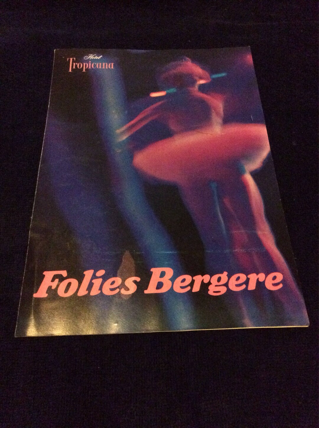 Programme FOLIES BERGÈRE Paris – Rare, Couverture Velours Avec Dame En Relief Doré