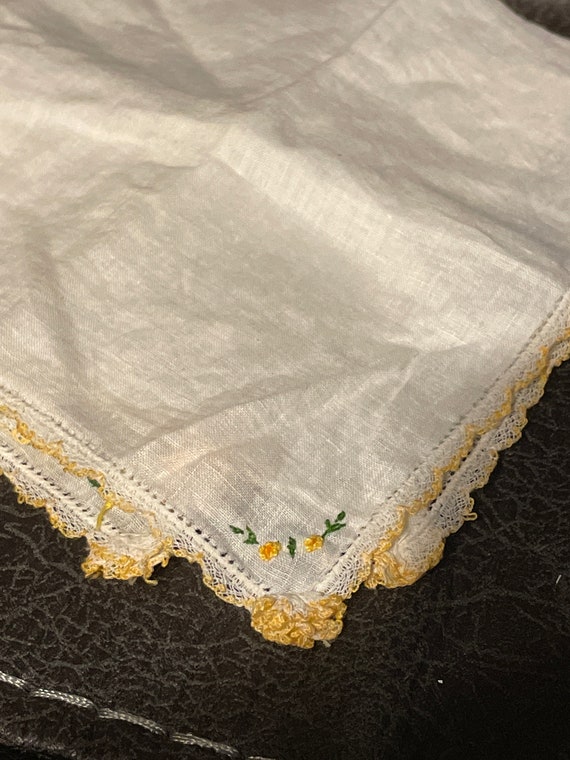 Beautiful Vintage Floral Embroidered Handkerchief - image 2