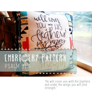 Może przedstawiać: Wzór haftu na poduszkę z tekstem "will cover you with his feathers and under his wings you will find strength" i wersetem "Psalm 91:4".