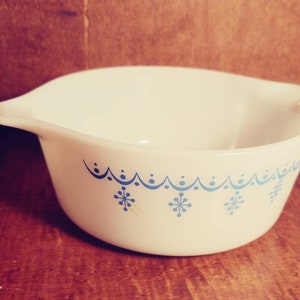 Vintage 1.5 Pint Round  Casserole Snowflake Blue (Corelle) by CORNING, Replacement Pyrex, blue and white patterned collectible pyrex,