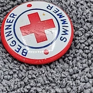 Vintage rote Kreuz Anfänger Schwimmer Anstecker, Schwimmanstecker, Blechnadel, Sammelnadel, rotes Kreuz Anstecker