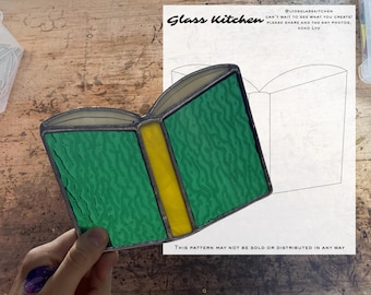 Patrón de vidriera con forma de libro abierto, ideal para principiantes (PDF, PNG para vinilo).