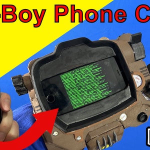 Könnte beinhalten: Ein selbstgebautes Pip-Boy-Handy-Case aus braunem Karton und Metall. Das Case hat einen Bildschirm, der grünen Text anzeigt, und ein Zifferblatt an der Seite. Das Case ist für ein Smartphone ausgelegt.