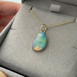 Mooie massief Australische regenboog druppelopaal 9kt geelgouden bedelhanger