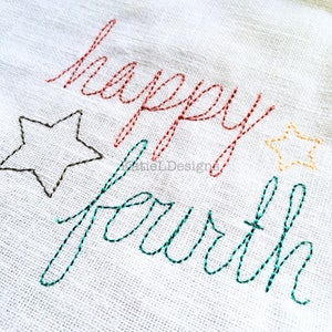 以下が含まれることがあります： 「happy fourth」という文字が赤、緑、黄色の糸で刺繍されたキッチンタオル。黒と黄色の糸で刺繍された星が2つある。
