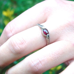 Granat Ring, Zarte Edelstein Ring, Zarte Blatt Ring, Minimal Ring, Kleine Ring Silber, Feiner Griechischer Schmuck