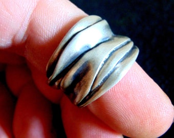 Modernistisk ring, abstrakt ring, grov silverring, bred sterlingsilverring, brutalistisk ring, etnisk boho statementring, rustik herrring