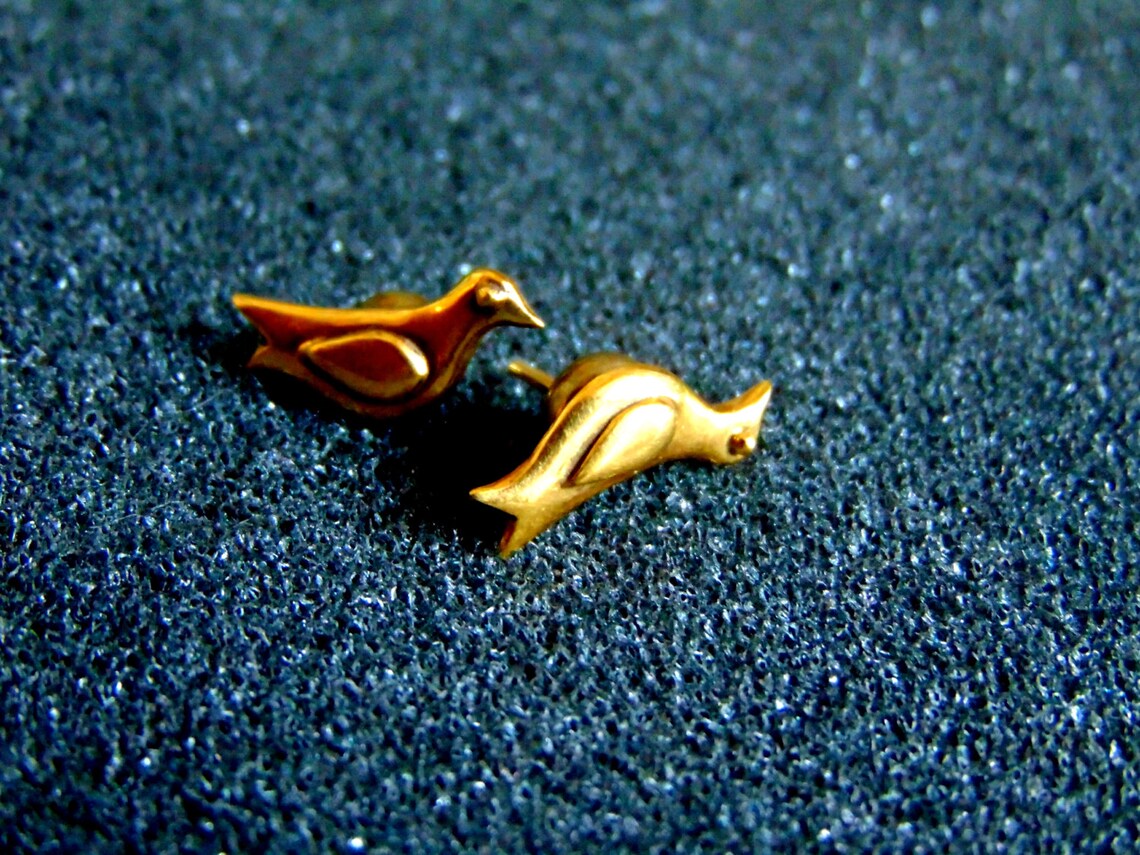 Beautiful 18k gold bird stud earrings 18k yellow gold studs Etsy
