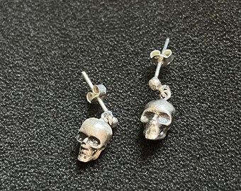 Örhängen i sterlingsilver med dödskalle: Gotiska punksmycken