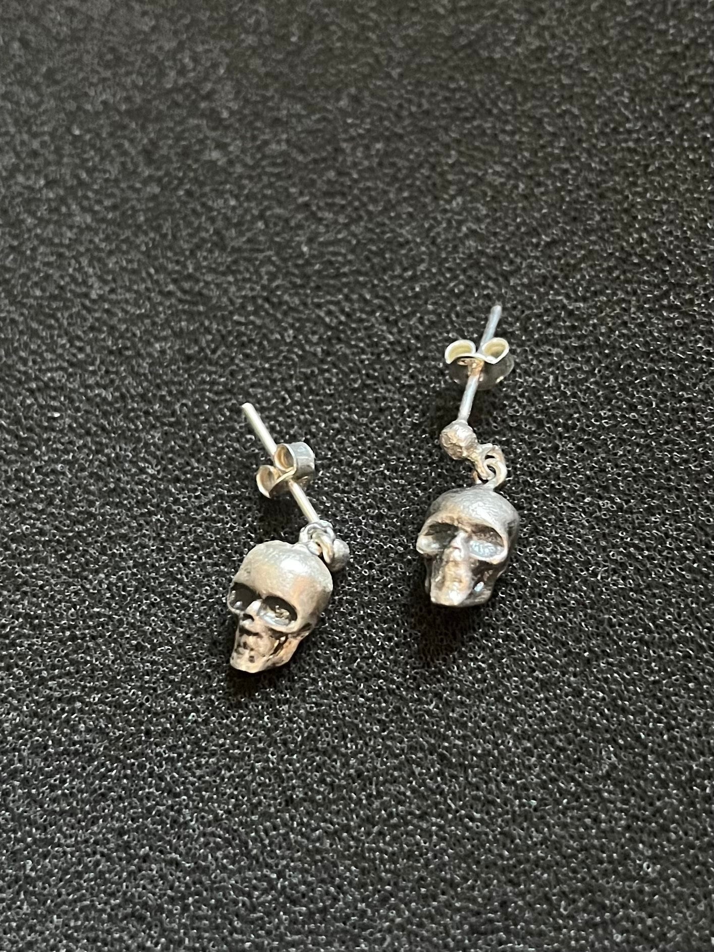 Orecchini a bottone in argento sterling 925 con teschio piccolo