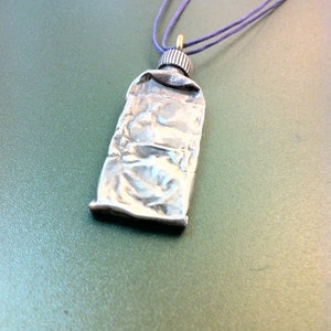 Colgante de plata de ley con forma de recipiente para pasta de dientes, joya hipster, joyería artesanal, arte griego.