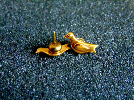 Beautiful 18k gold bird stud earrings 18k yellow gold studs Women s gold stud earrings Bird earrings Animal jewelry Artisan jewelry