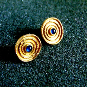 Stunning 18k gold and sapphire studs- Gold 750 studs for women-Women's vintage stud earrings-Vintage gemstone stud earrings-Artisan jewelry