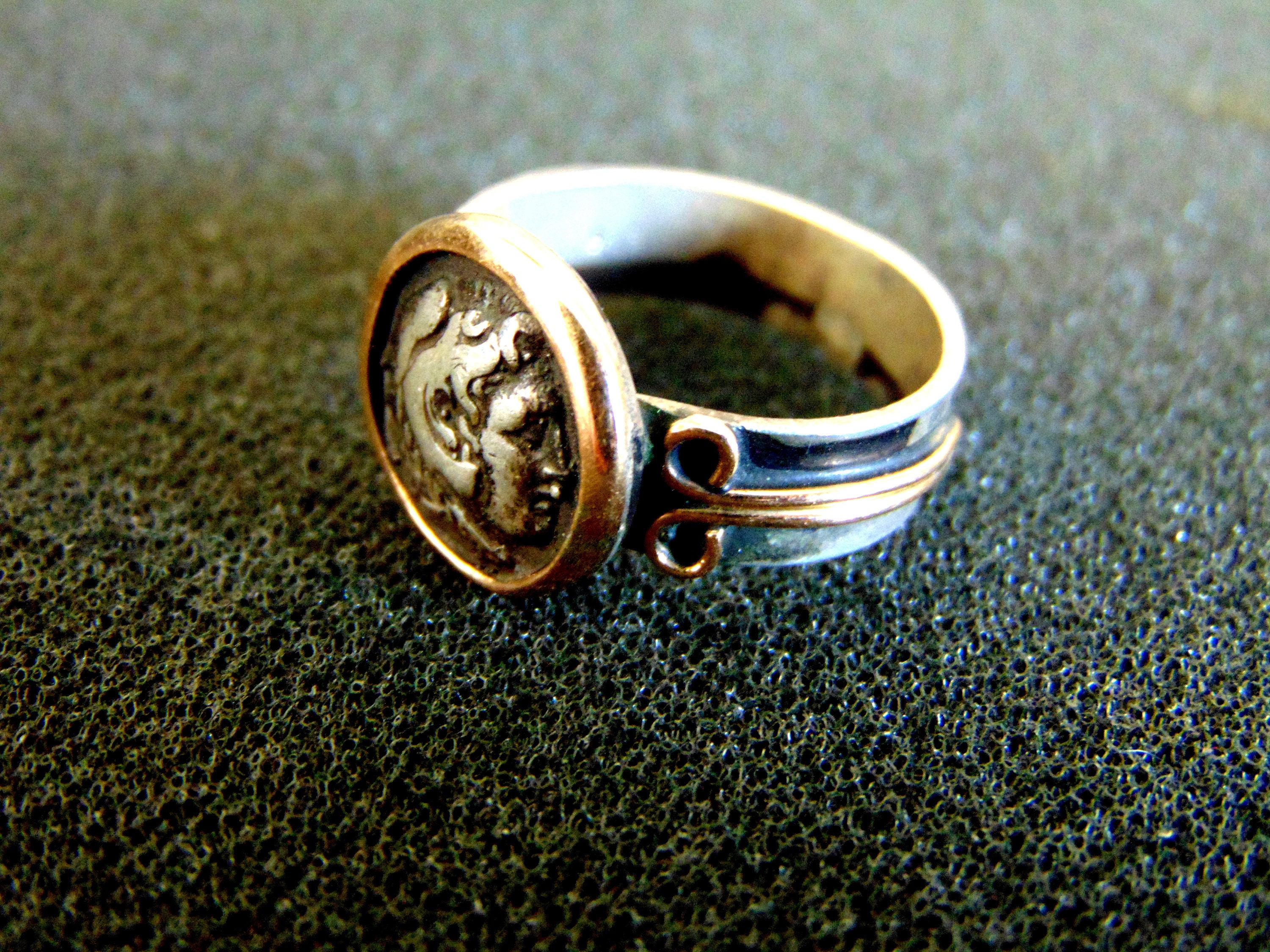 Chevaliere piece de monnaie bague piece de monnaie ancienne chevaliere grecque bague grecque en argent et or bague chevalier bicolore bague auriculaire pour homme Etsy Canada